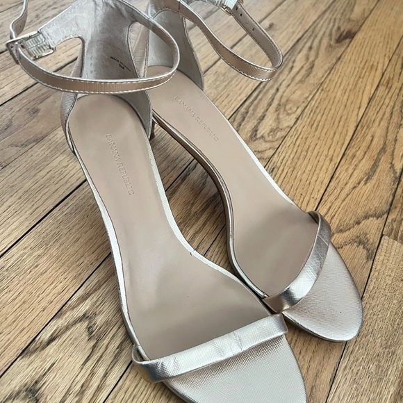 Banana Republic Women's Gold Heeled Sandals Size 9 - Picture 1 of 4